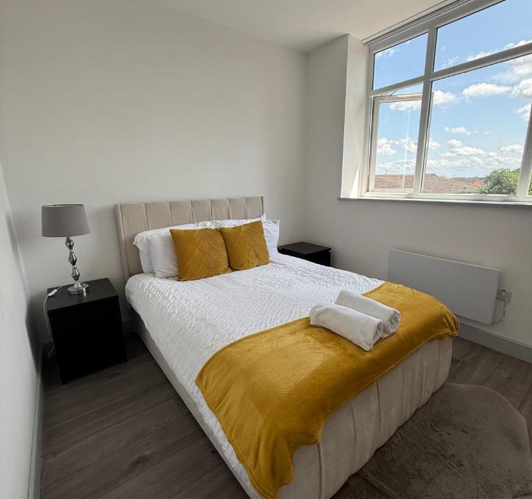 Desborough Apartment | 1 Bed Flat - Sleeps 2 - Pets - Parking - Wifi