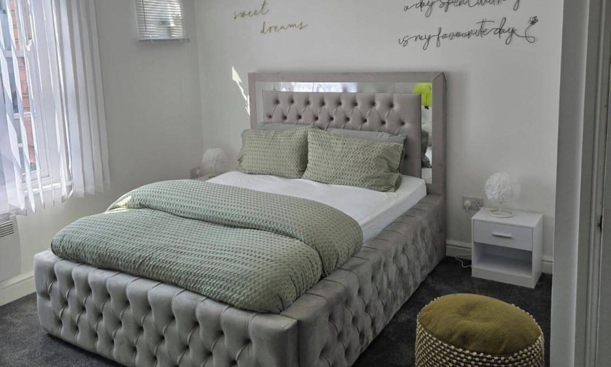 Wolverhampton Apartment | 1 Bed - Sleeps 4 - City Centre