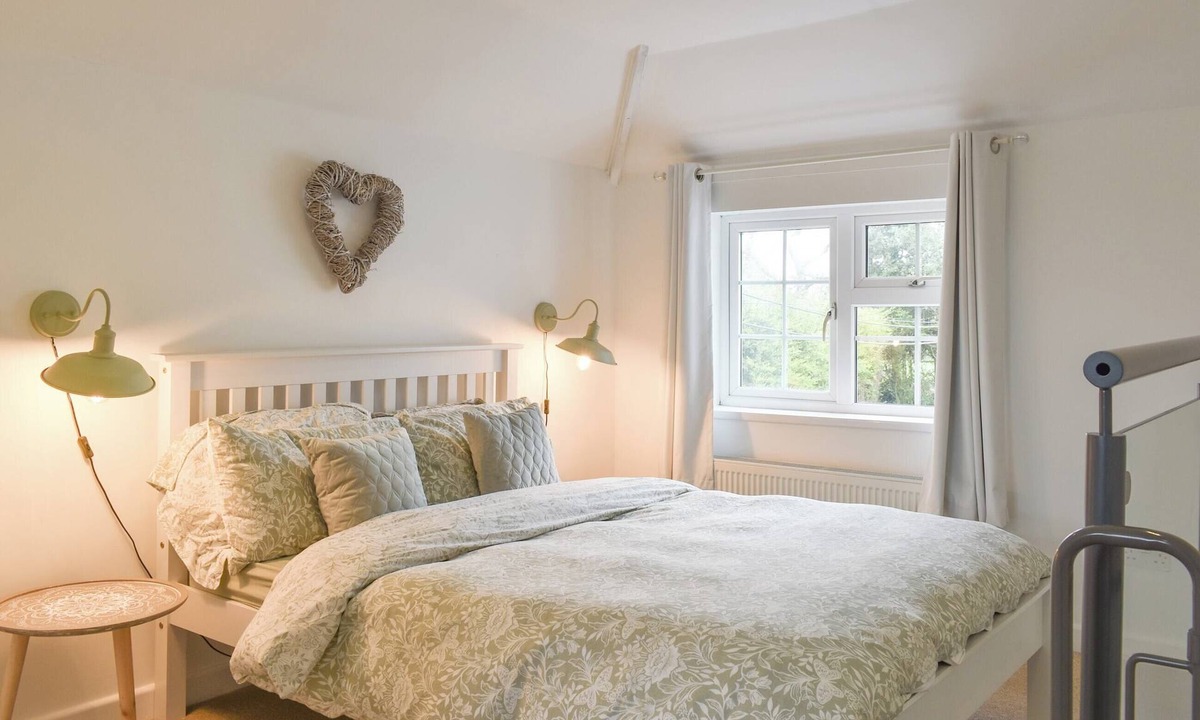 Tiptoe Cottage | 1 bedroom accommodation in Sway, near Lymington