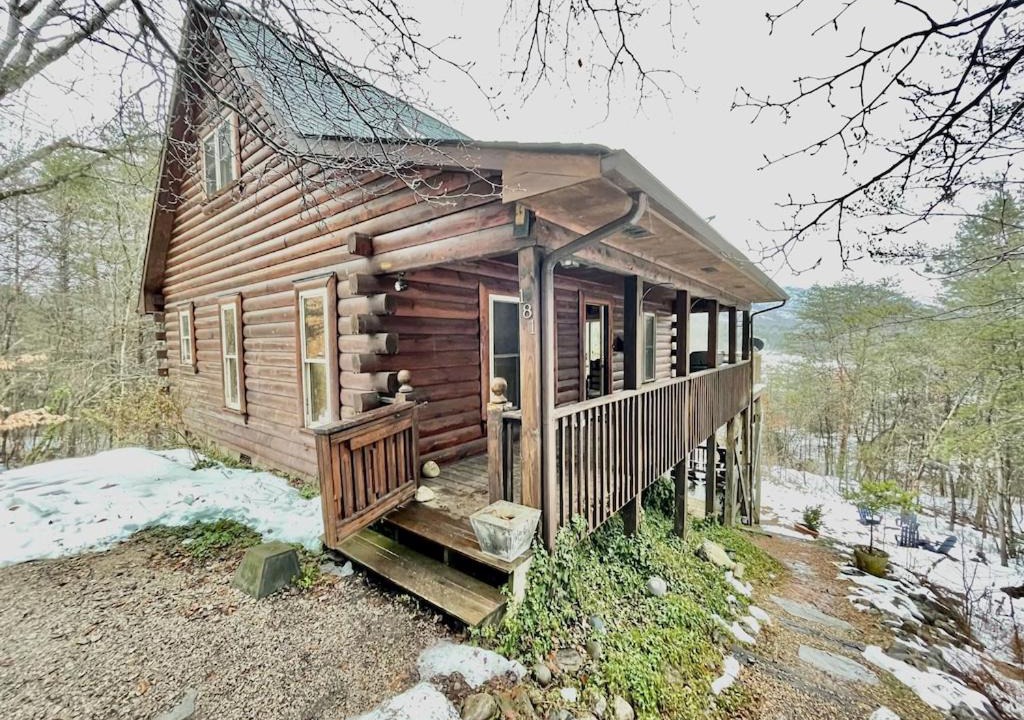 Vein Mountain House | 1 bedroom with a loft and hot tub cabin 45 minutes to Asheville