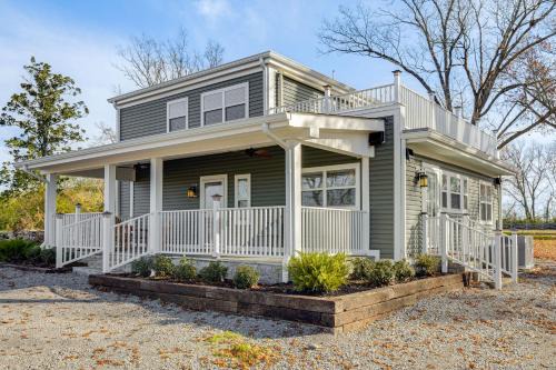 Lewisburg House | 1 Block to Dtwn Lewisburg! Quiet Home w/Decks