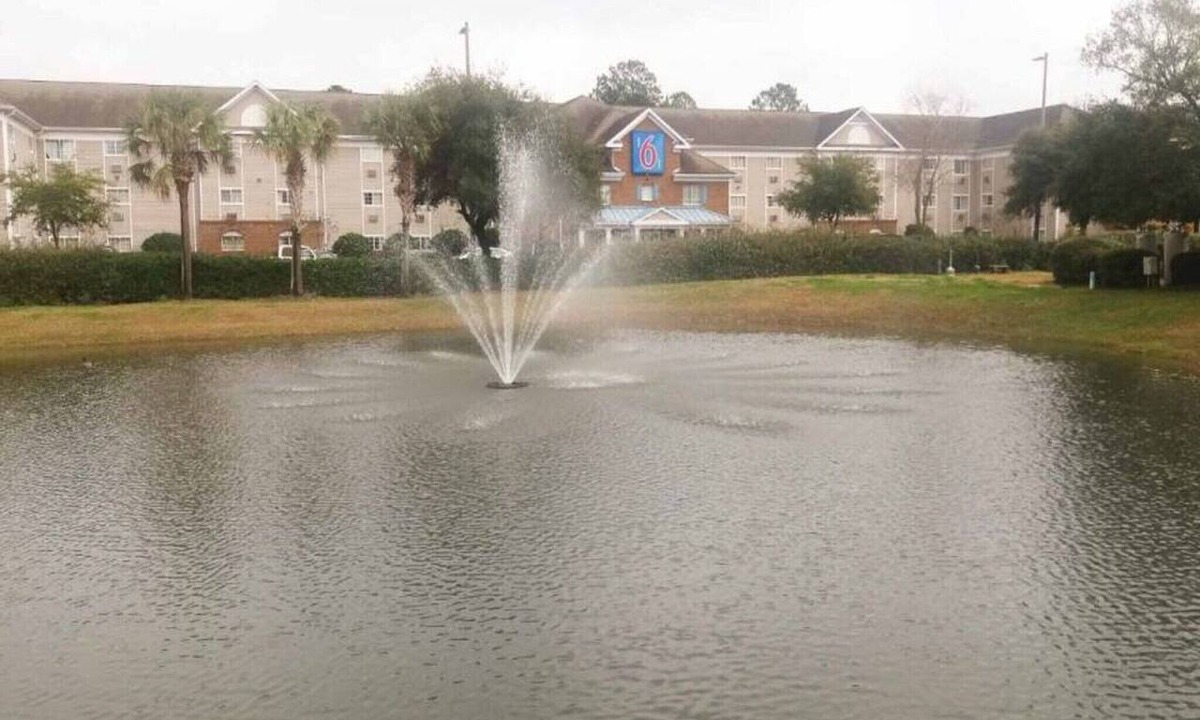 Myrtle Beach Apartment | 1 King Bed | Smoking, Kitchen