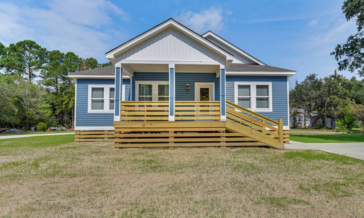 Manteo House | 1 Mi to Dtwn Manteo: Dog-Friendly Home w/Deck