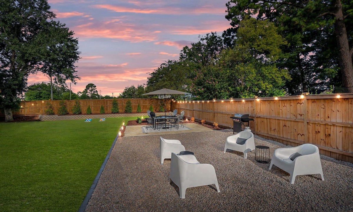 East Raleigh House | 1 Mile to DT, King Bed, Fenced Yard, Fire Pit, Pet Friendly