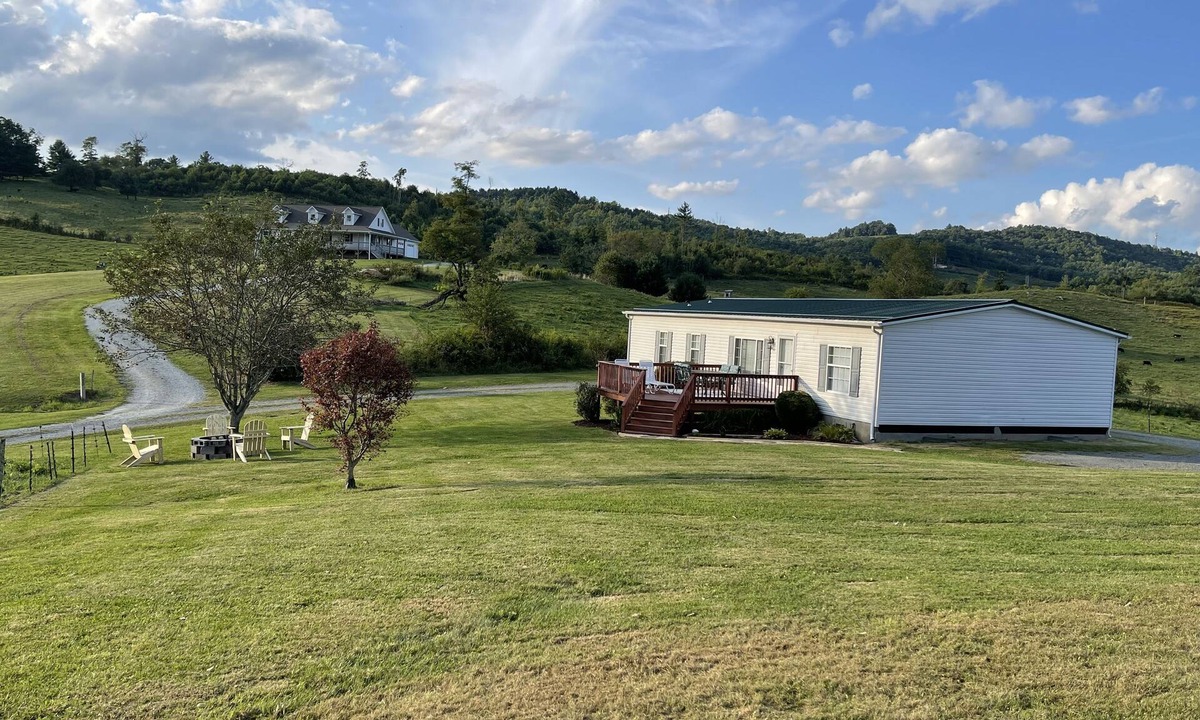 Deep Gap House | ① Pets OK ② 55" HDTV ③ 5min to Blue Rid ③ Fire Pit