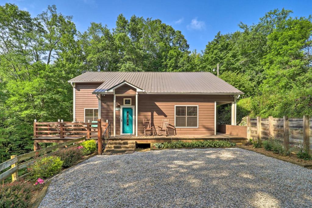 Newland House | 10 Mi to Grandfather Mountain Wolfe Creek Cabin
