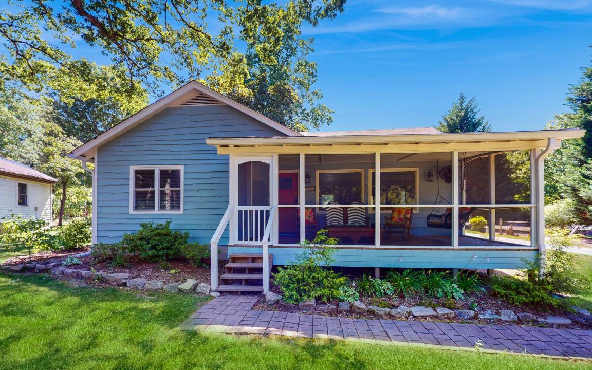 Flat Rock Cottage | 104 m² Cabin ∙ 2 bedrooms ∙ 4 guests