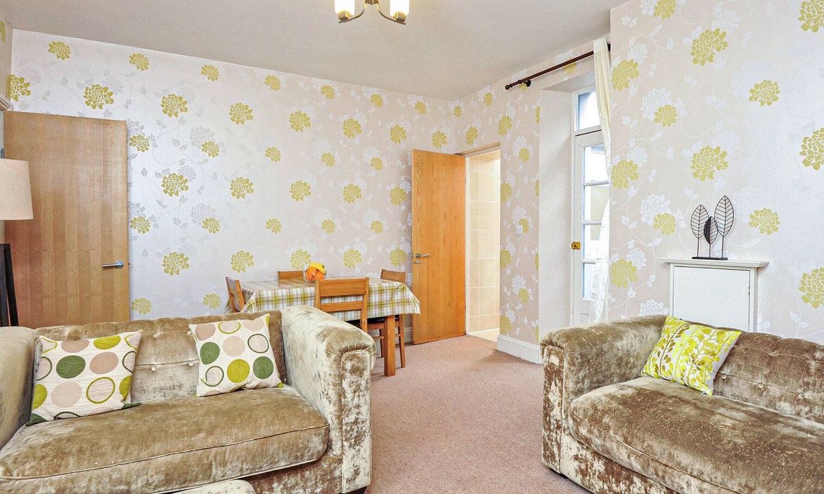 Torquay City Centre Cabin | 10a Trinity Mews - UKC5020