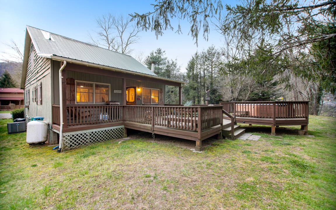 Cullowhee Cottage | 114 m² Cabin ∙ 2 bedrooms ∙ 7 guests