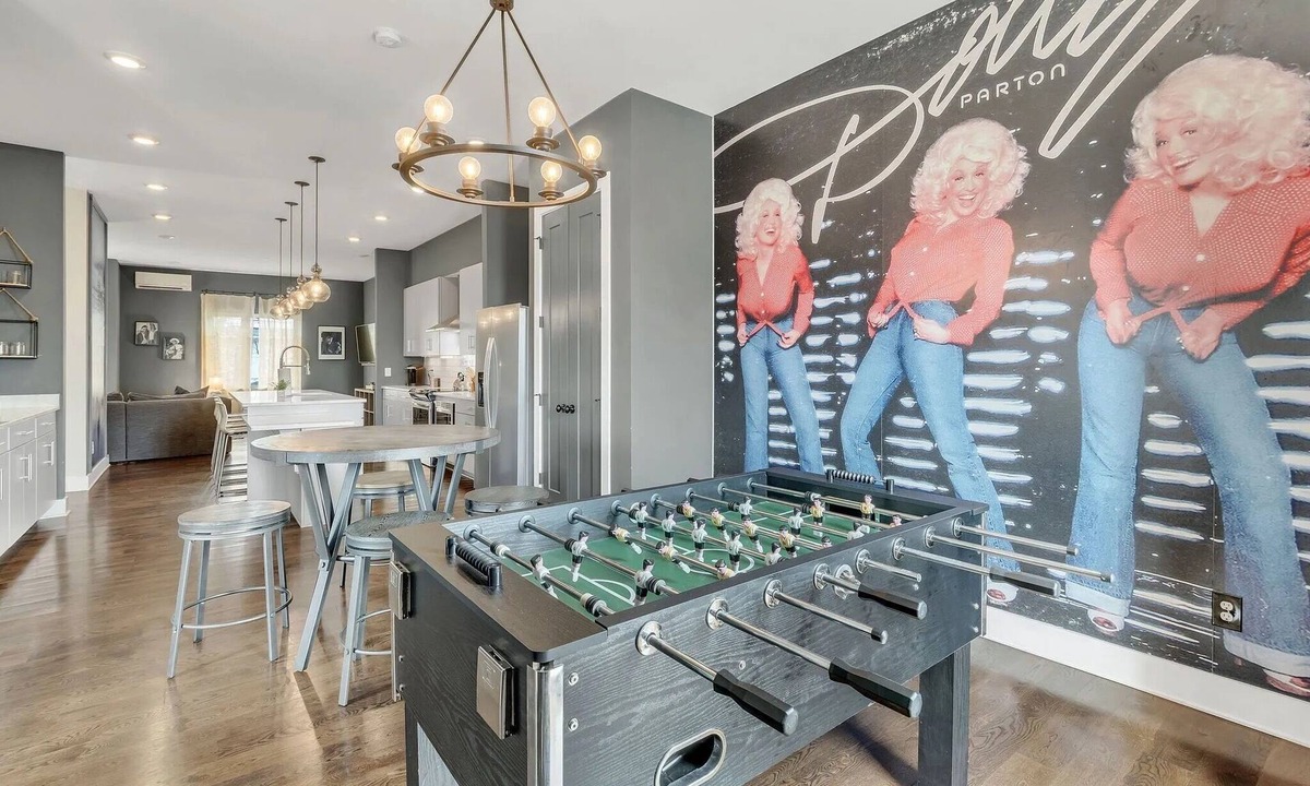 East Hill House | 12 Min to Broadway - Sleeps 10 - Rooftop + Parking