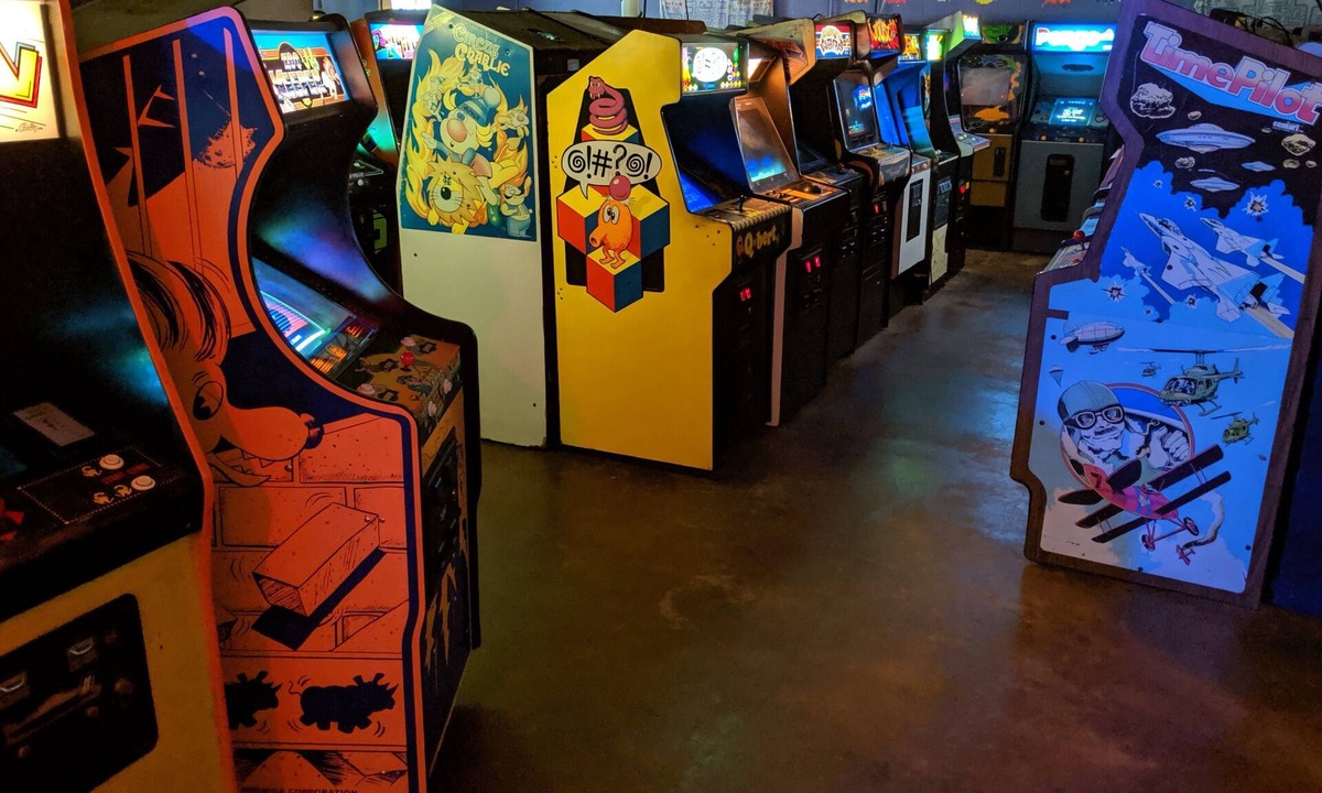 Winston - Salem House | 1980's ARCADE + 80's themed bedroom