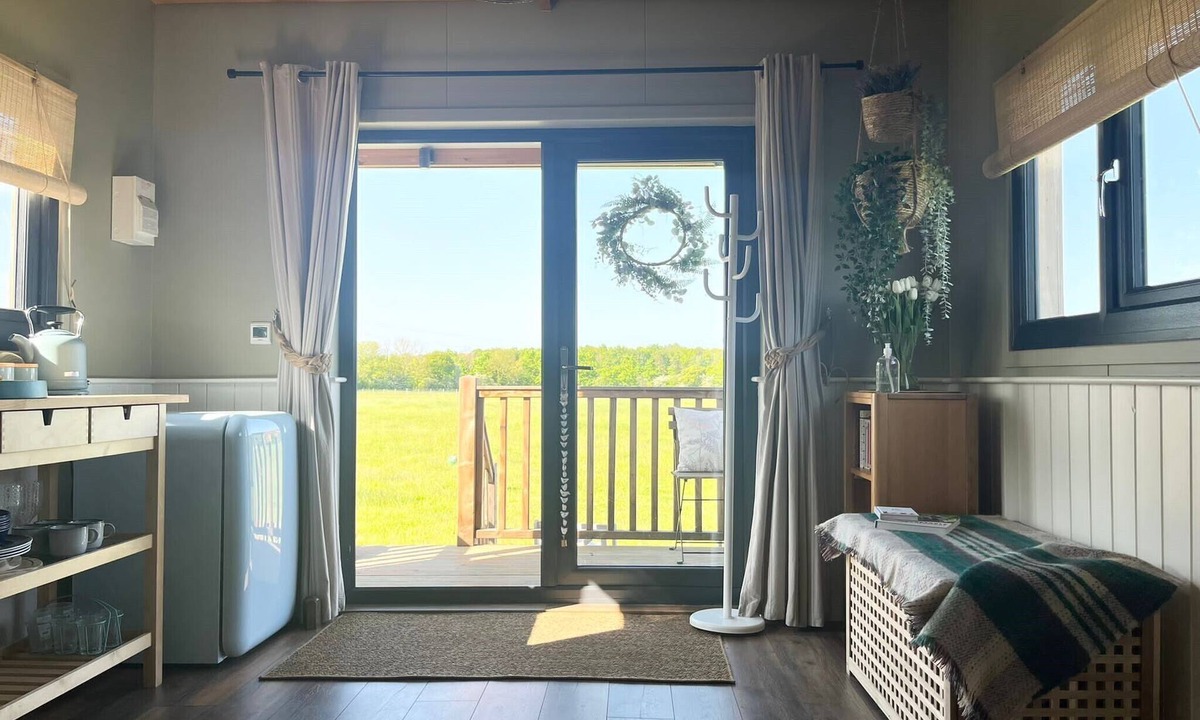 Stannington Cabin | 1br-sleeps2-field View-parking-cabin Experience