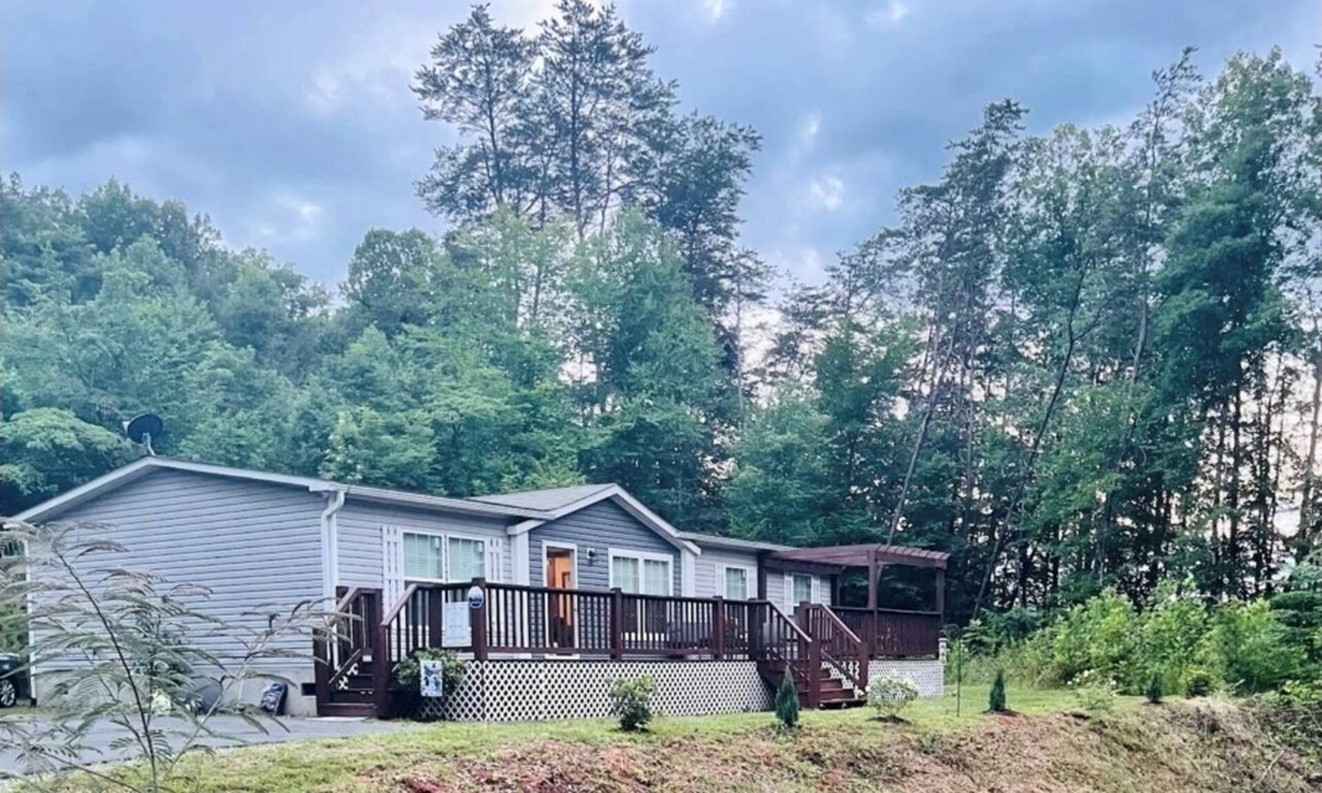 Cherokee House | 2.5 miles from casino.Mtn views.Cherokee Reservations. Now with Wi-Fi.