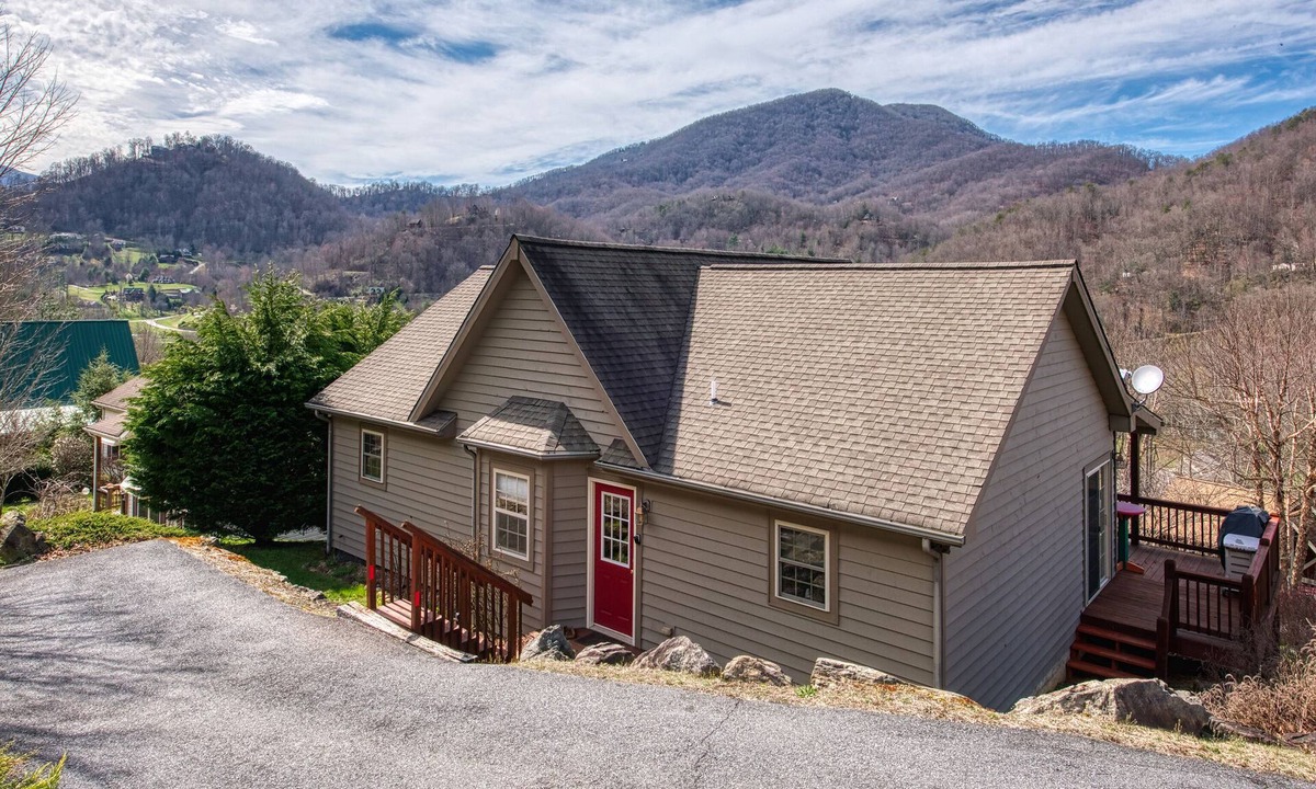 Waynesville Cottage | 2 BD 2 BA Cottage, Paved Access, Close to Town, Super Views, Cable, WIFI,