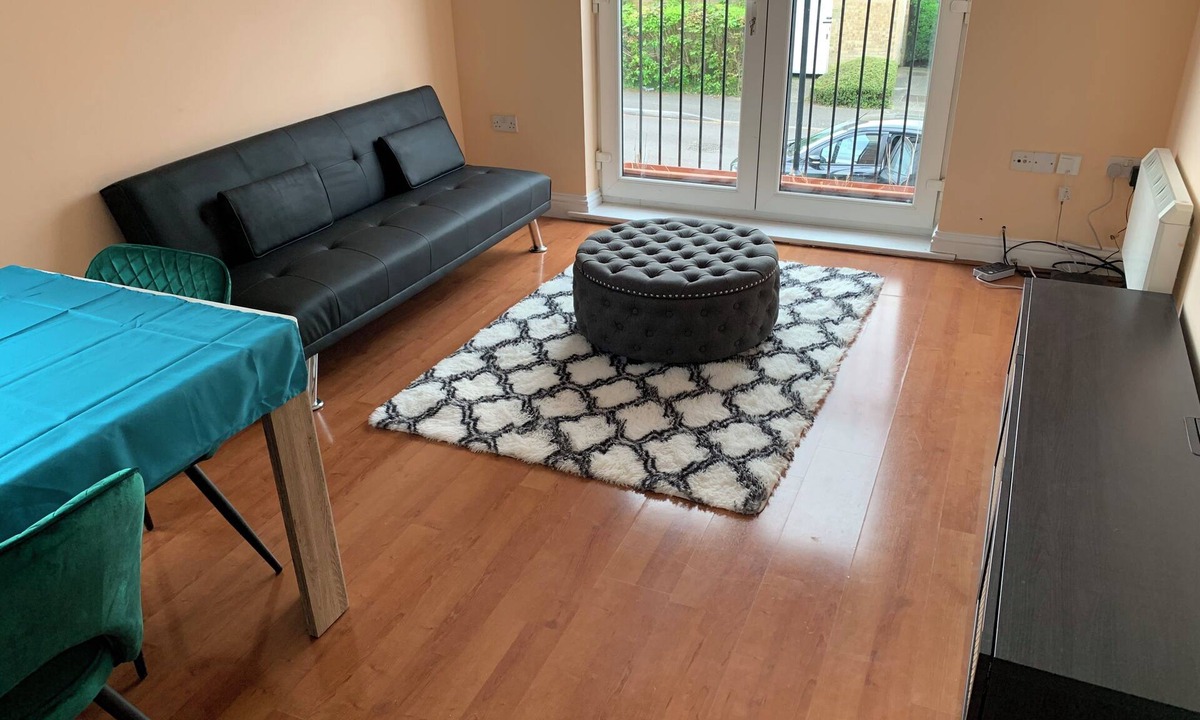 Waddon Apartment | 2 bed 2 bath right next to Park located for access to West end and GTW