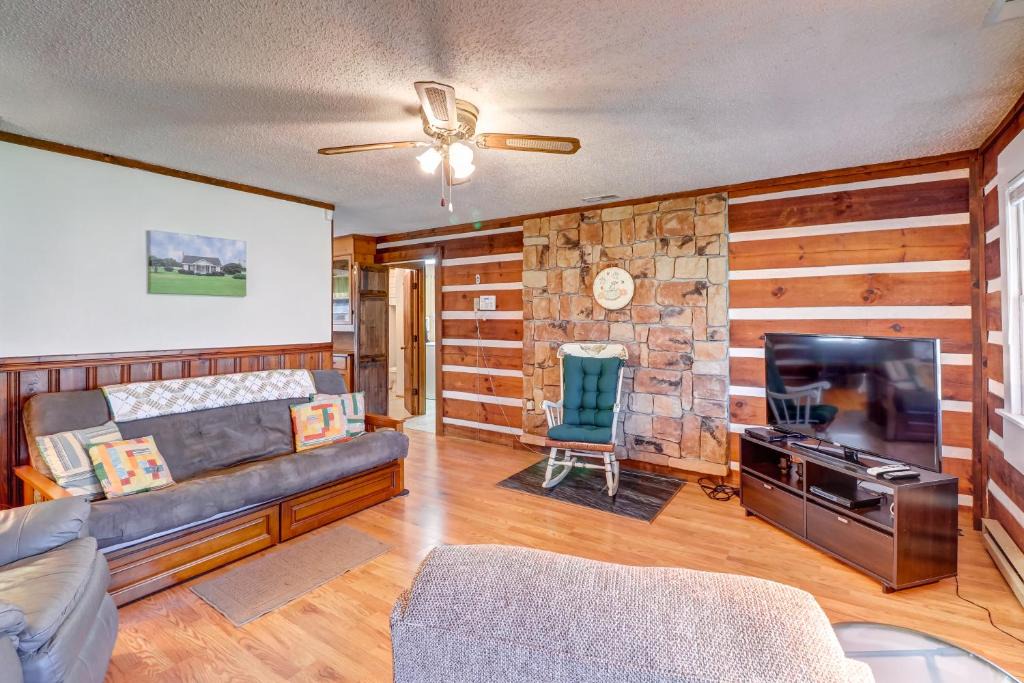 Qualla House | 2 Bed 2 Bath Vacation home in Whittier II