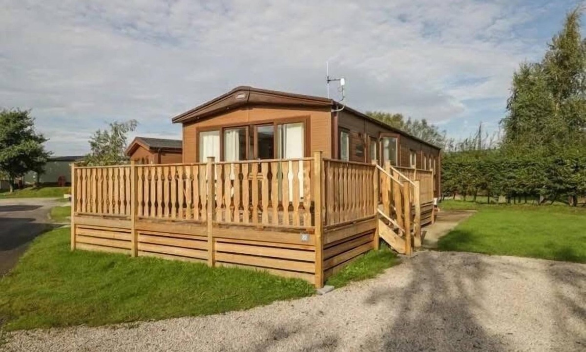 South Lakeland Leisure Village Cabin | 2-Bed Cabin - Sleeps 5 - Parking - Pet Friendly