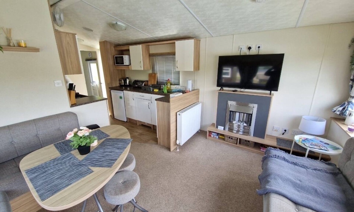 Aberystwyth Cabin | 2 Bed Caravan - Sleeps 6 - Pets - Pool - Parking