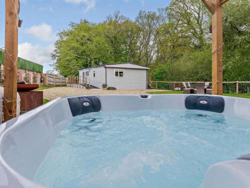New Forest District Cabin | 2 Bed in Fordingbridge oc-82875
