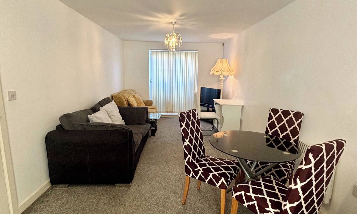 Wolverhampton Apartment | 2 Bed Wolverhampton Apartment-Sleeps 5