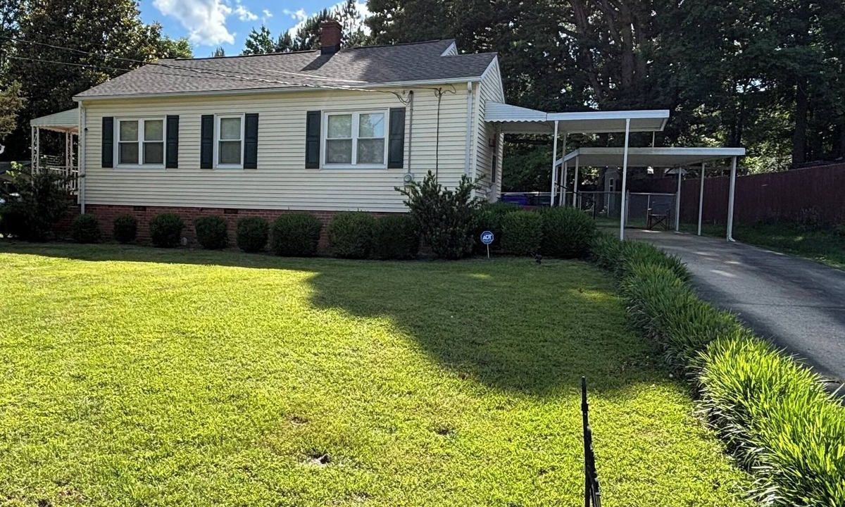 Siler City House | 2 bedroom, 1 bath, remodeled 1945 cottage, 1000sq.ft. Two new LUX KING size beds