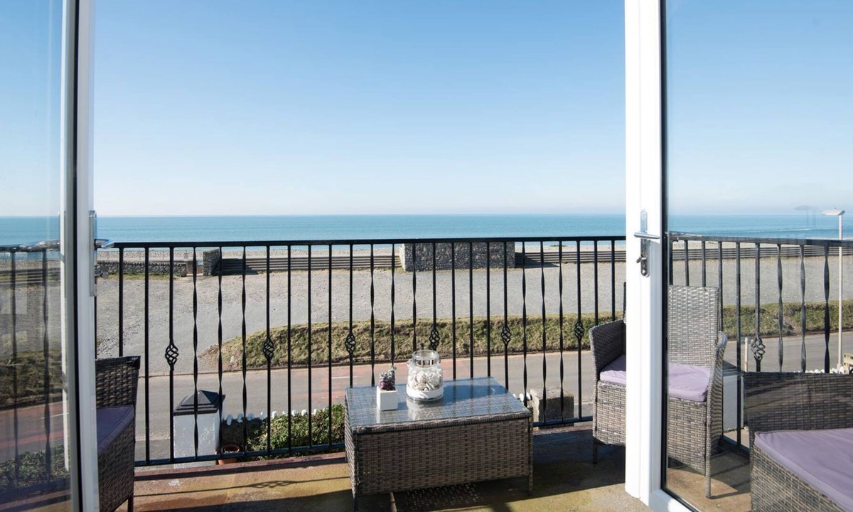 Dinas Dinlle Cabin | 2 bedroom accommodation in Caernarfon