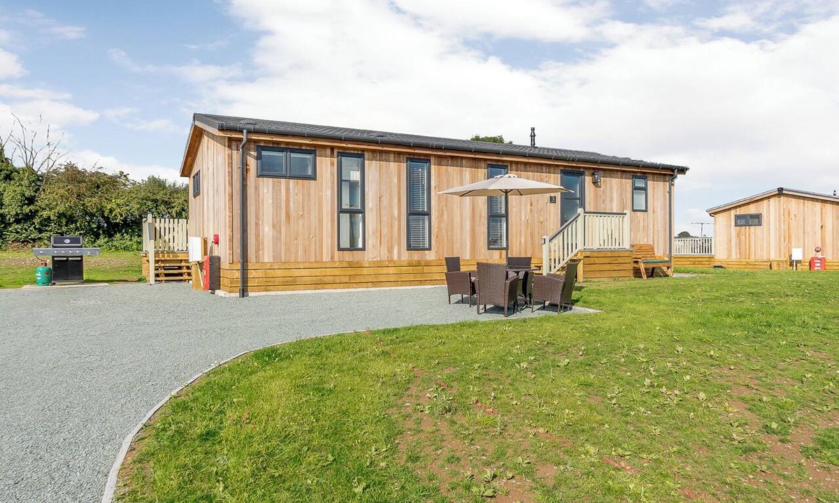 Ellesmere Ski Chalet | 2 bedroom accommodation in Tetchill