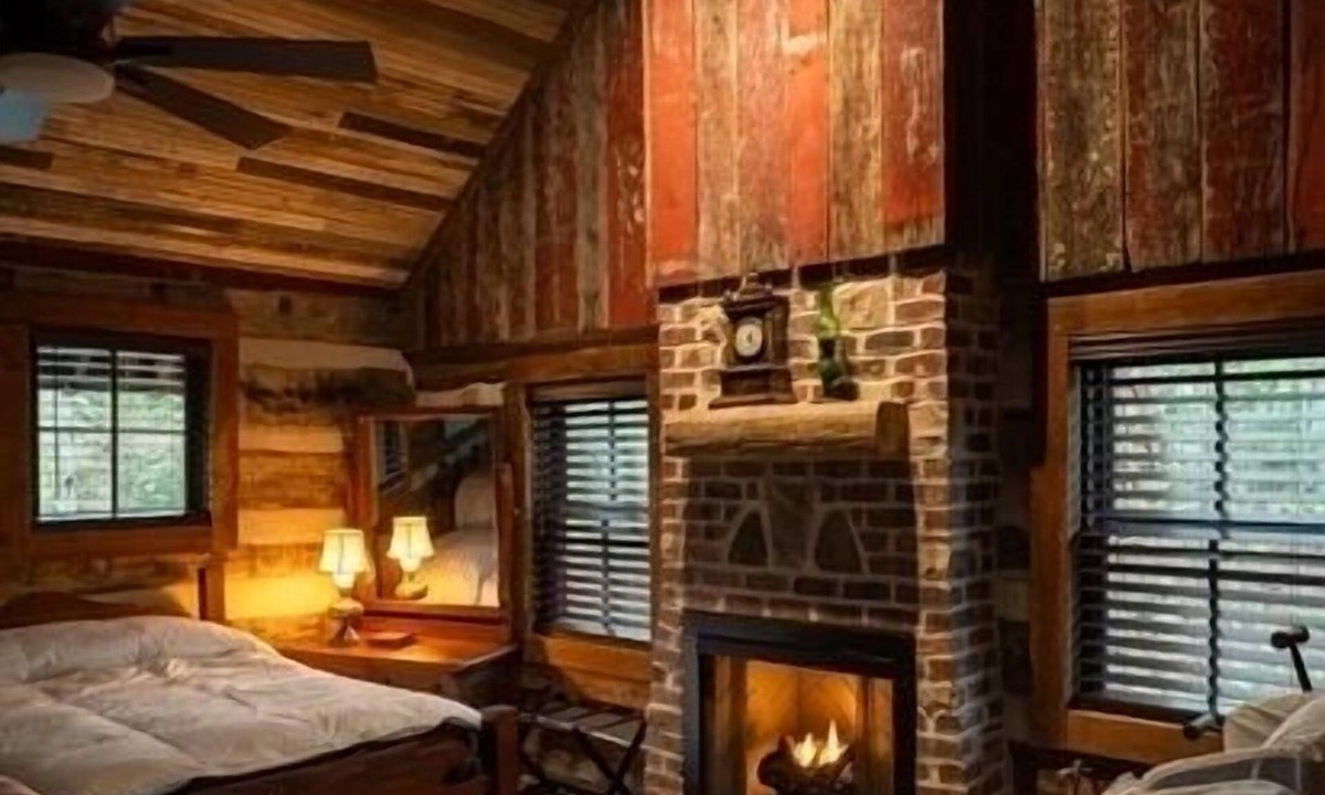 Rutherfordton Cabin | 2-BR, 3 B 1860 hand hewn log cabin in peaceful setting Rutherfordton WiFi, AC