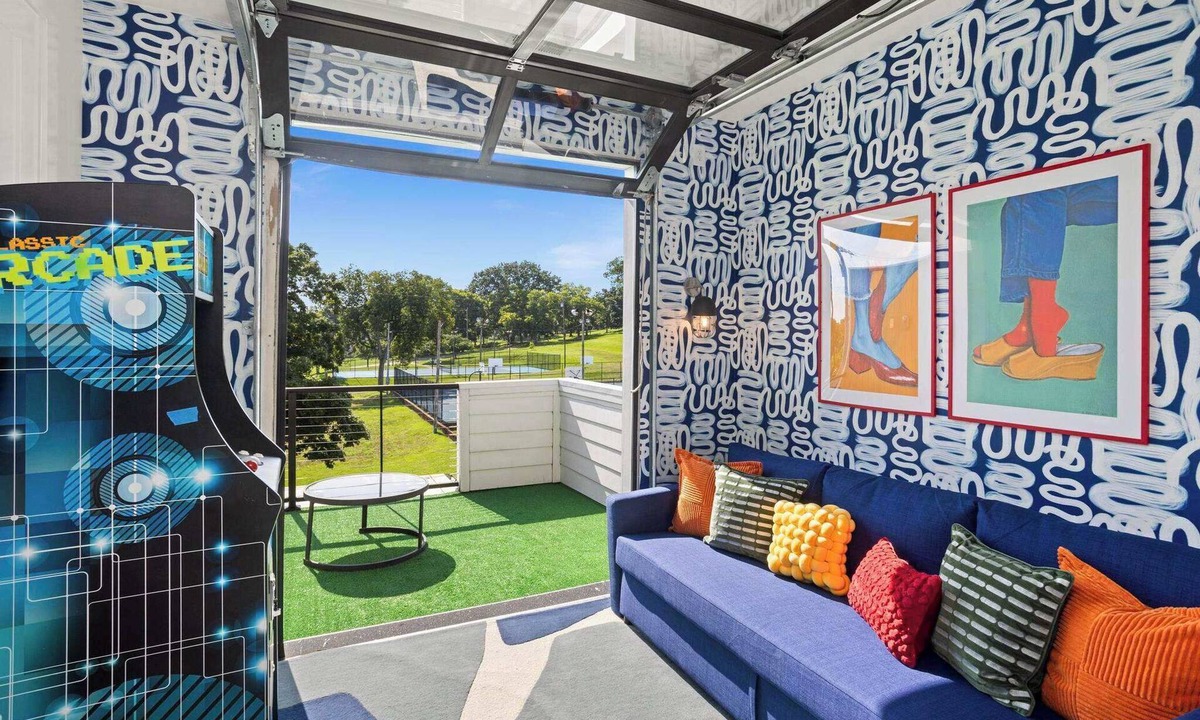 Eighth Avenue House | 2 Homes-Sleeps 24 | Downtown Great for Big Groups!