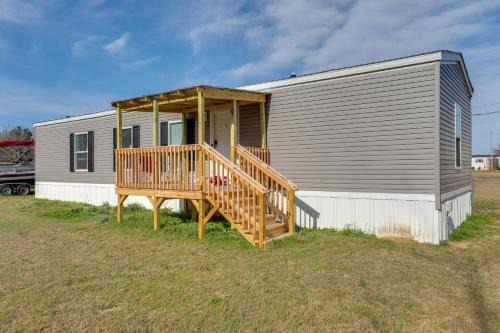 Santee House | 2 Mi to Lake Marion! Pet-Friendly Home w/Yard