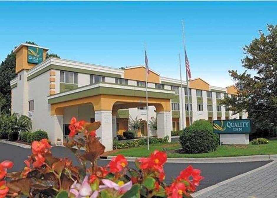 Huntersville Hotel | 2-Star Hotel ∙ Quality Inn Huntersville near Lake Norman
