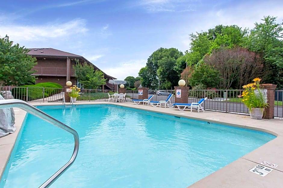 Mount Airy Hotel | 2-Star Hotel ∙ Quality Inn Mount Airy Mayberry