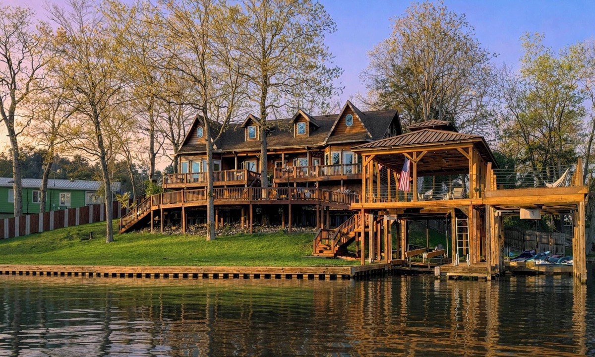 Titus Cottage | 2-tier Dock w/Lift! Jordan Lake Family Retreat