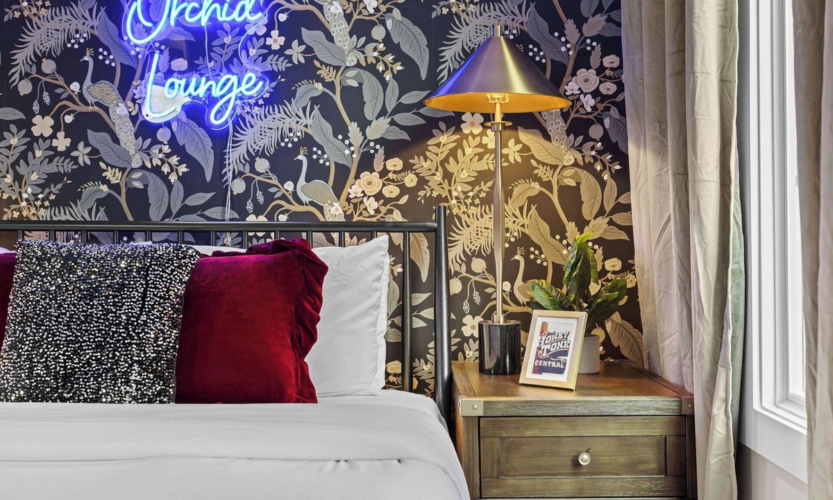 Buena Vista House | 2 Units Sleeps 24 | Roof Decks Karaoke Murals