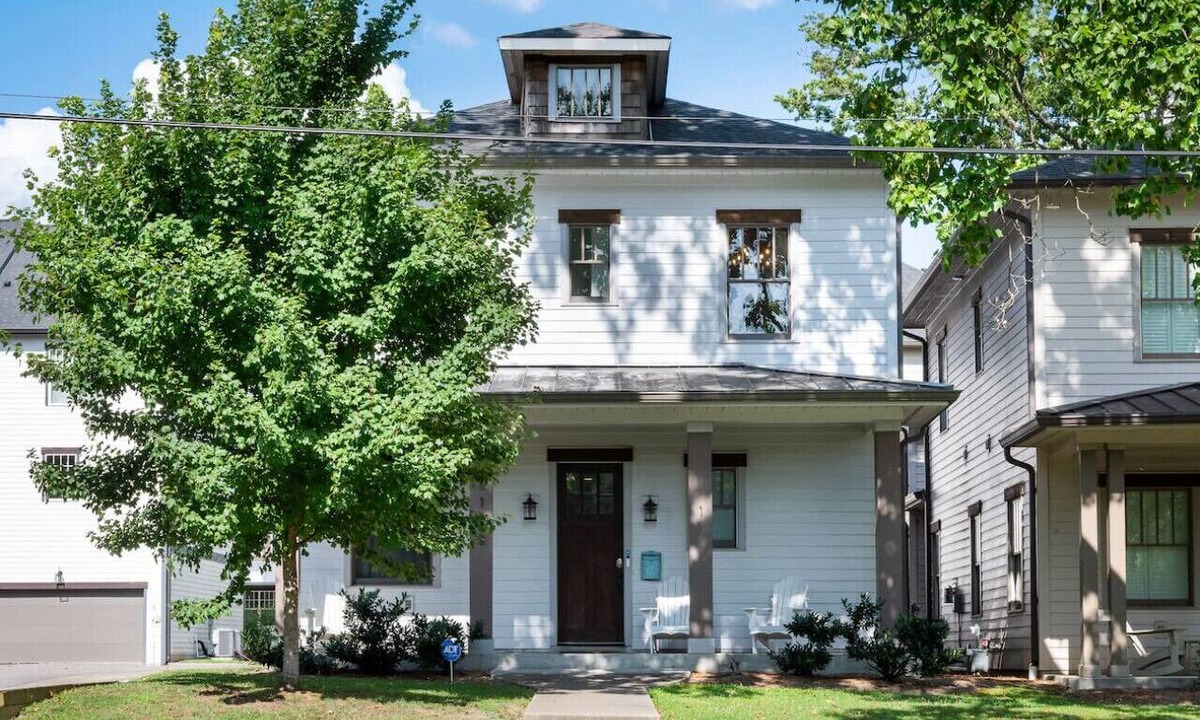 Historic Waverly Apartment | 20 Bed Luxury 12 South Bachelorette Pad
