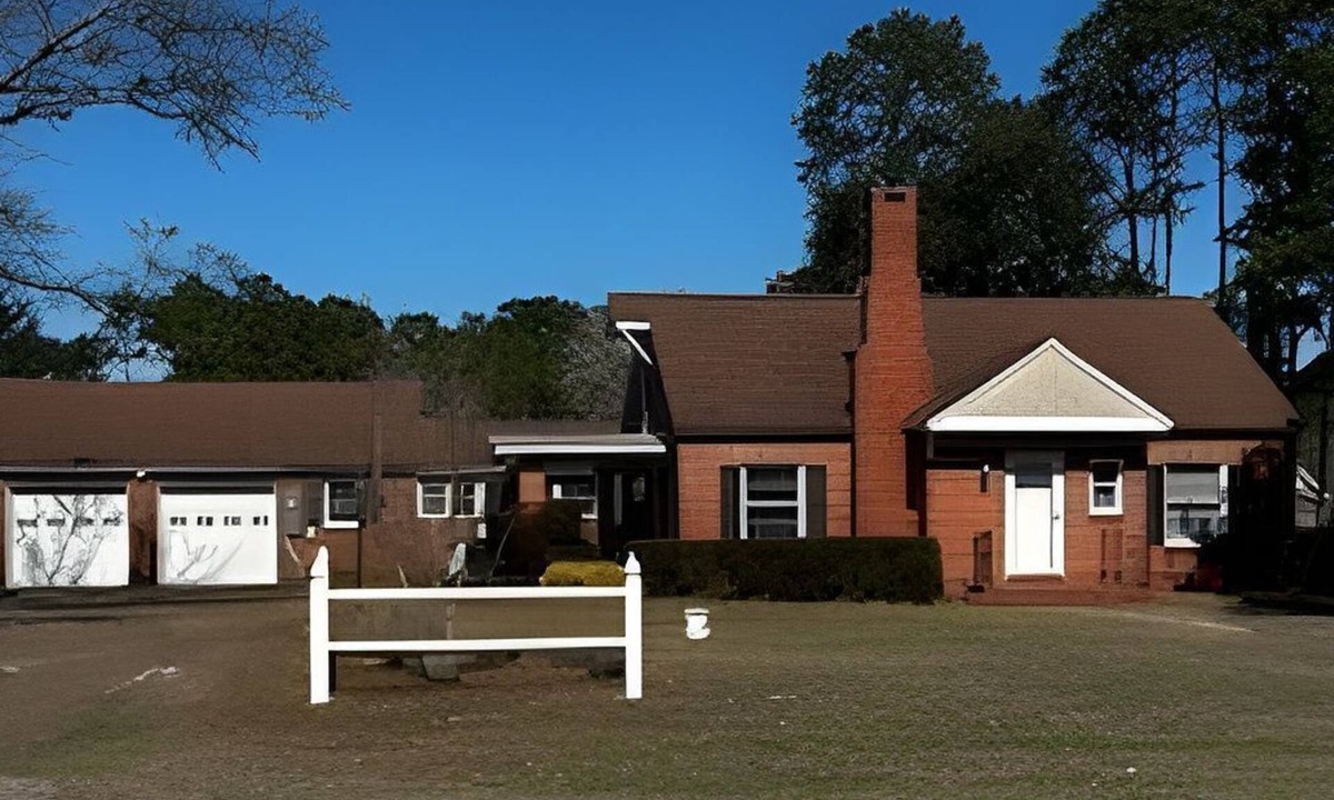 Supply House | 200.00 per Night! - 3 B/R house 2 miles to Holden Beach!