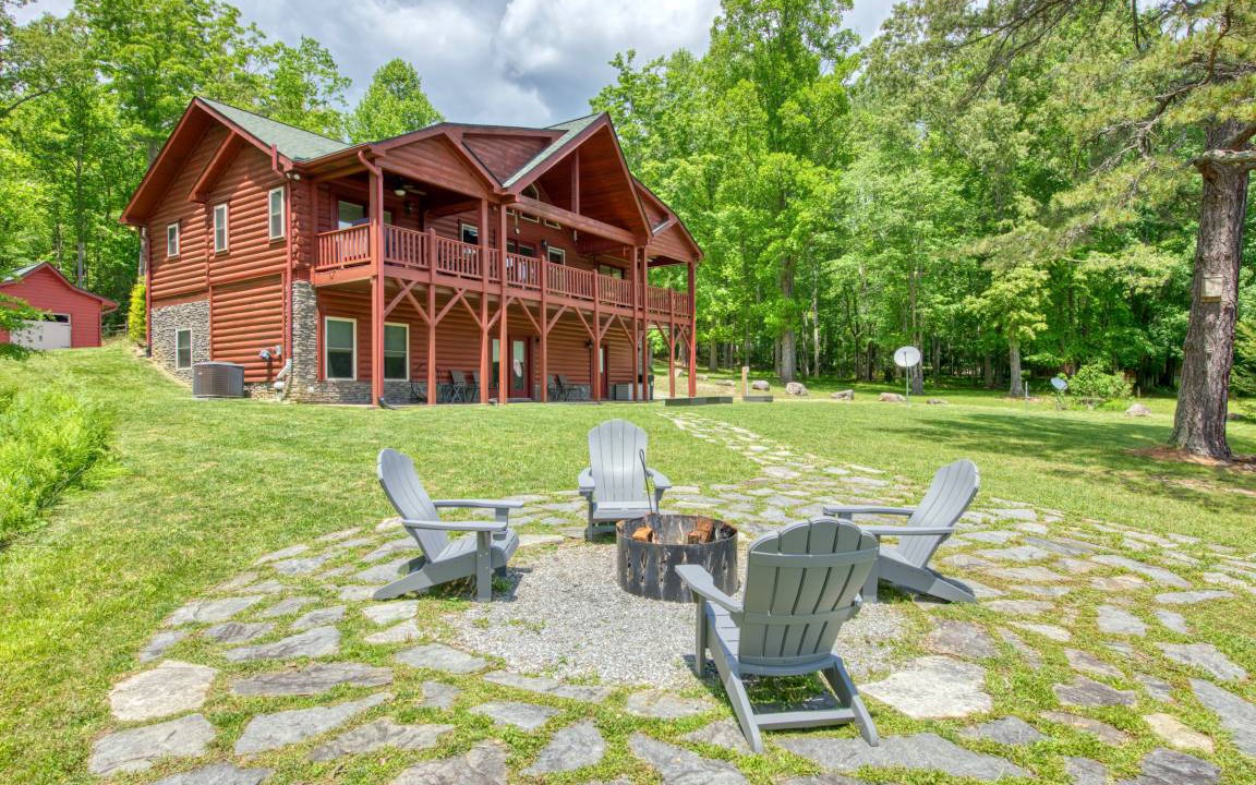 Mills River Cabin | 205 m² Cabin ∙ 3 bedrooms ∙ 12 guests