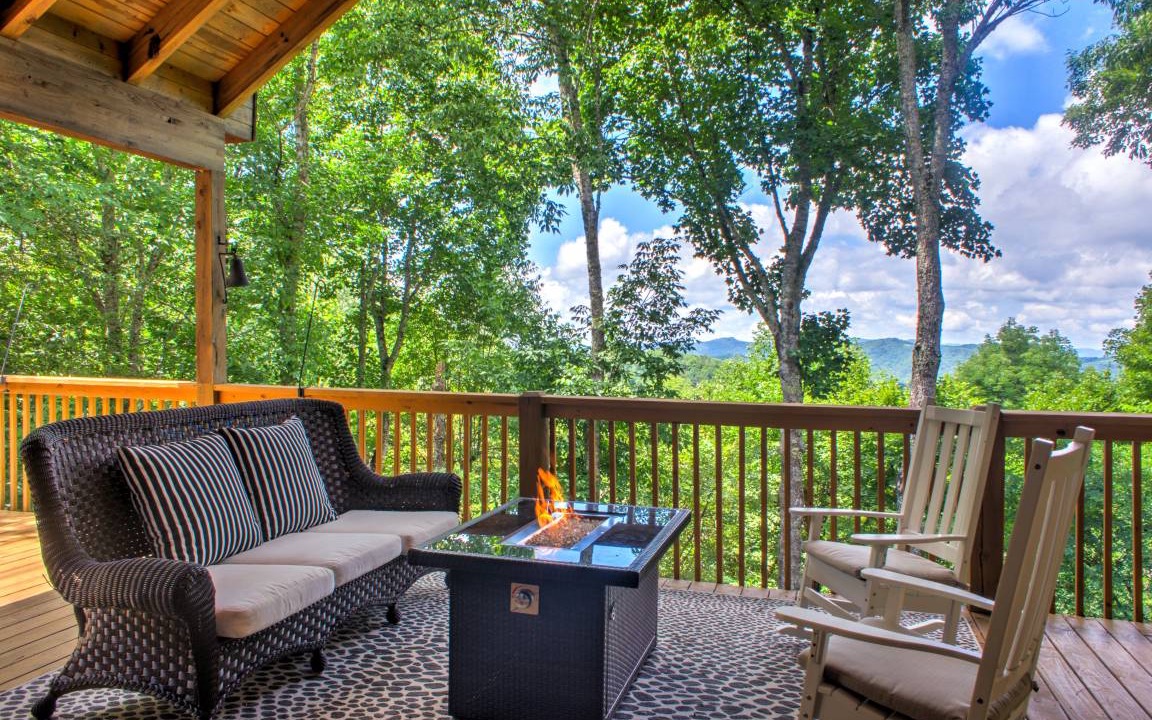Wolf Laurel House | 276 m² House ∙ 4 bedrooms ∙ 12 guests