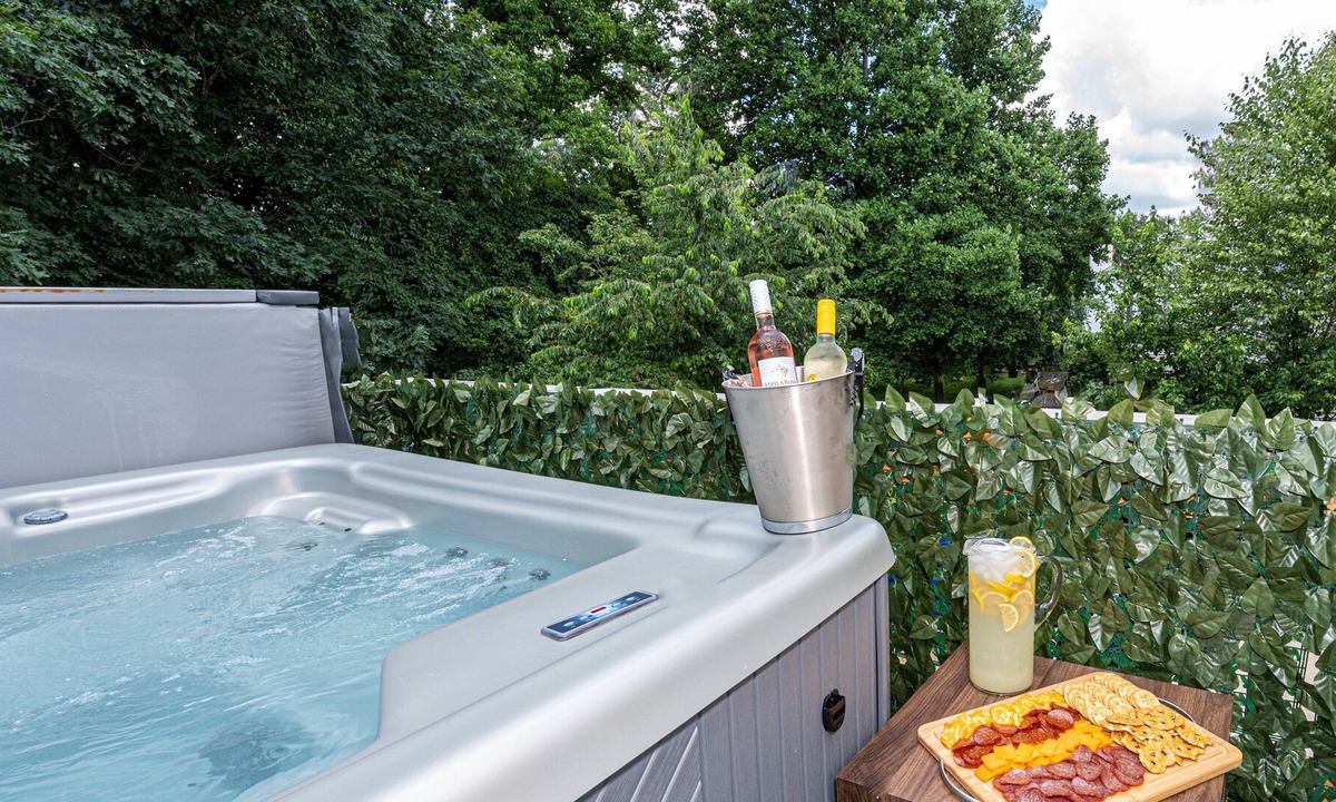 Kernersville House | 2800 sqft 8 beds 2.5 bath sleeps 20 with hot tub, pool, & luxury kitchen/baths