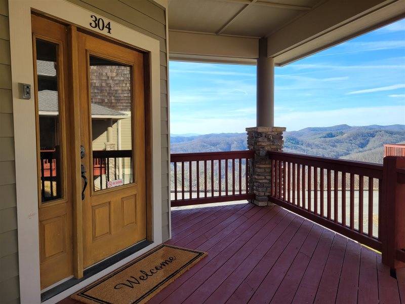 Wolf Laurel Cabin | 285 m² Cabin ∙ 3 bedrooms ∙ 12 guests