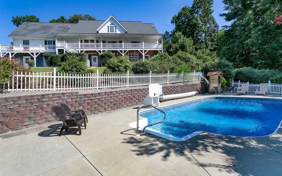 Weaverville House | 288 m² House ∙ 5 bedrooms ∙ 16 guests