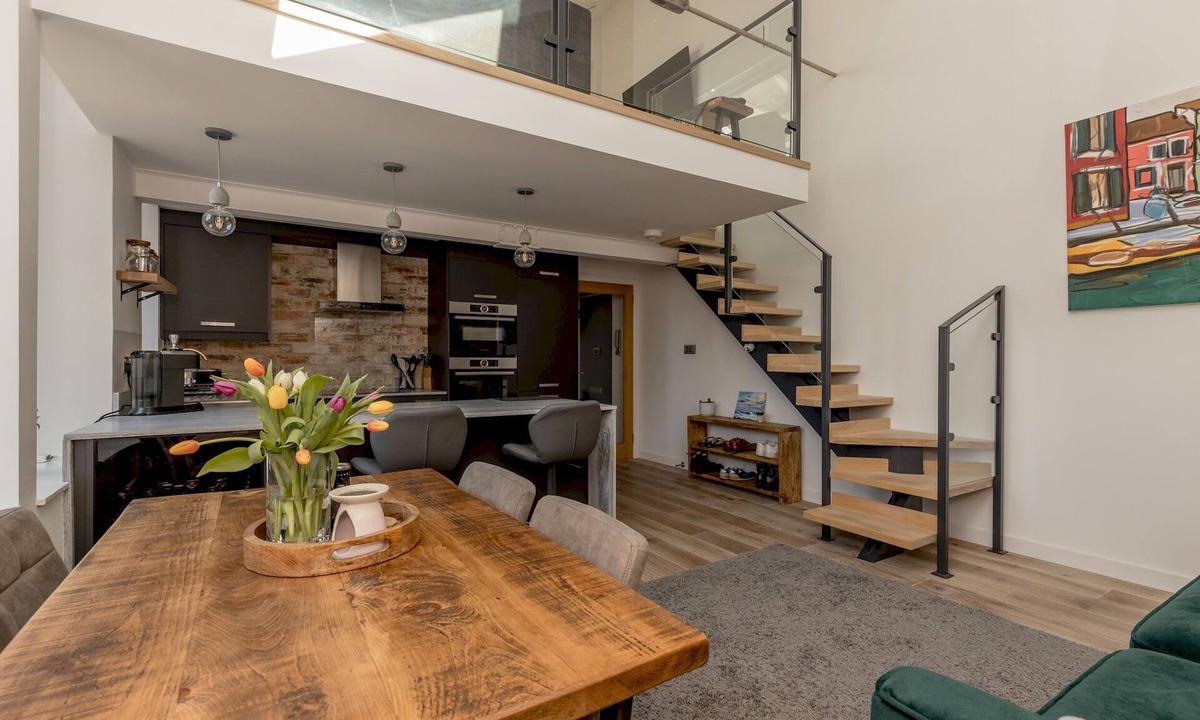 Merchiston Apartment | 2BD Loft Style Apt - Edinburgh - Free Parking - Pass the Keys