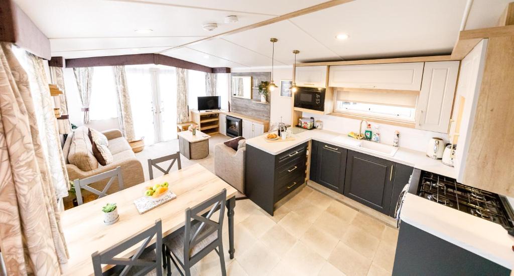 Whitley Bay Apartment | 2Bed Whitley Bay Home - Free Parking, Close to beach & St Mary's Lighthouse
