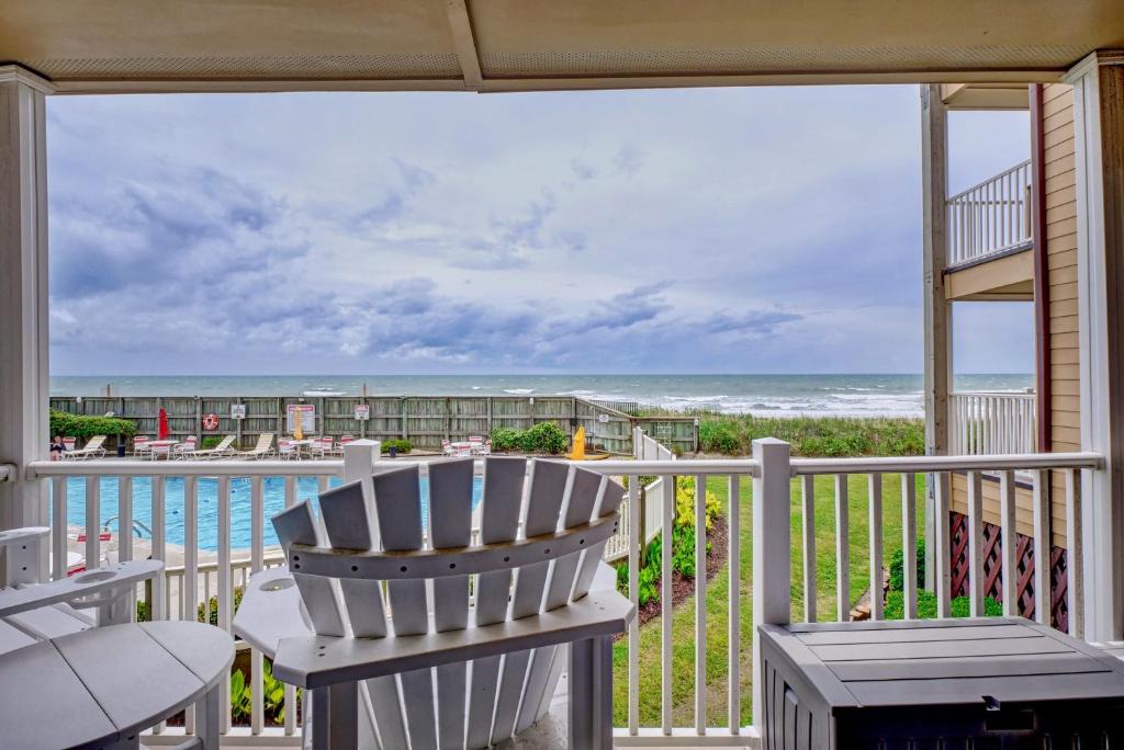 Sneads Ferry Apartment | 2BR 2BA Oceanfront Condo with POOL