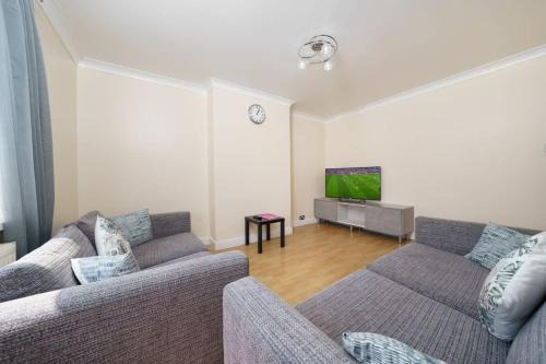 Harlington Apartment | 2BR Apartment near Heathrow Airport