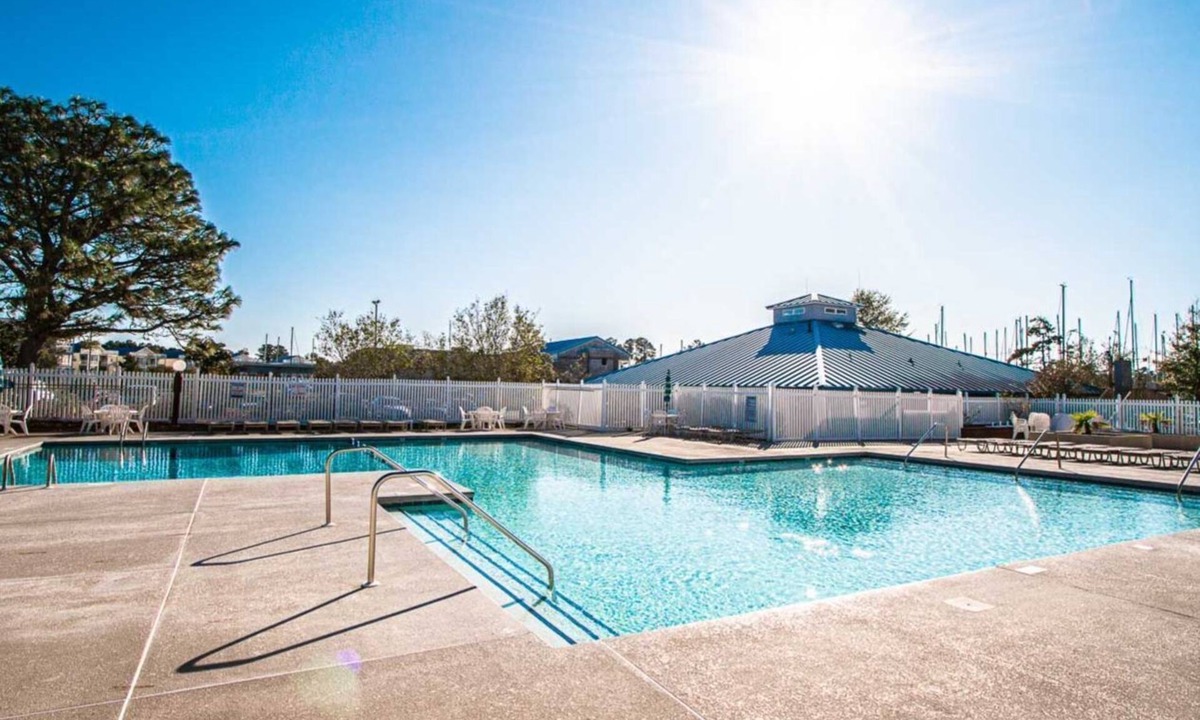 New Bern Apartment | 2BR Townhouse w/Whirlpool in New Bern