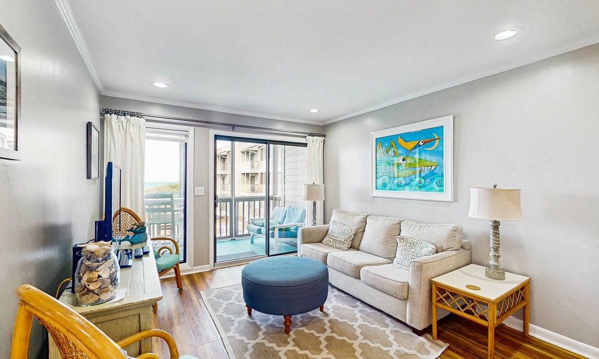 Atlantic Beach Condo | 2nd-Floor Condo in Oceanfront Location w/Shared Pool, Balcony, Free WiFi