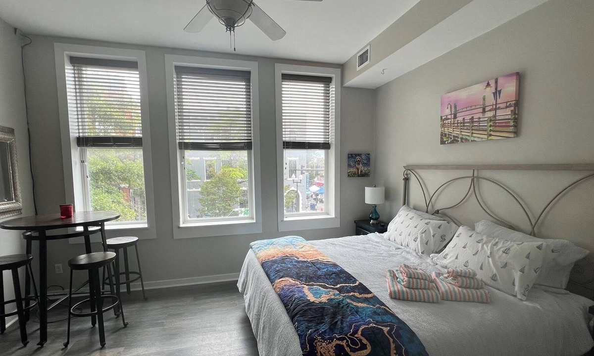 Wilmington Historic District Apartment | 2nd Floor STREETVIEW Studio Market St building. Close to all things downtown!