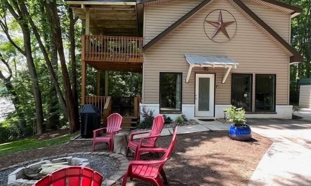 Harbor House House | 3-BDR Direct Waterfront Cottage
