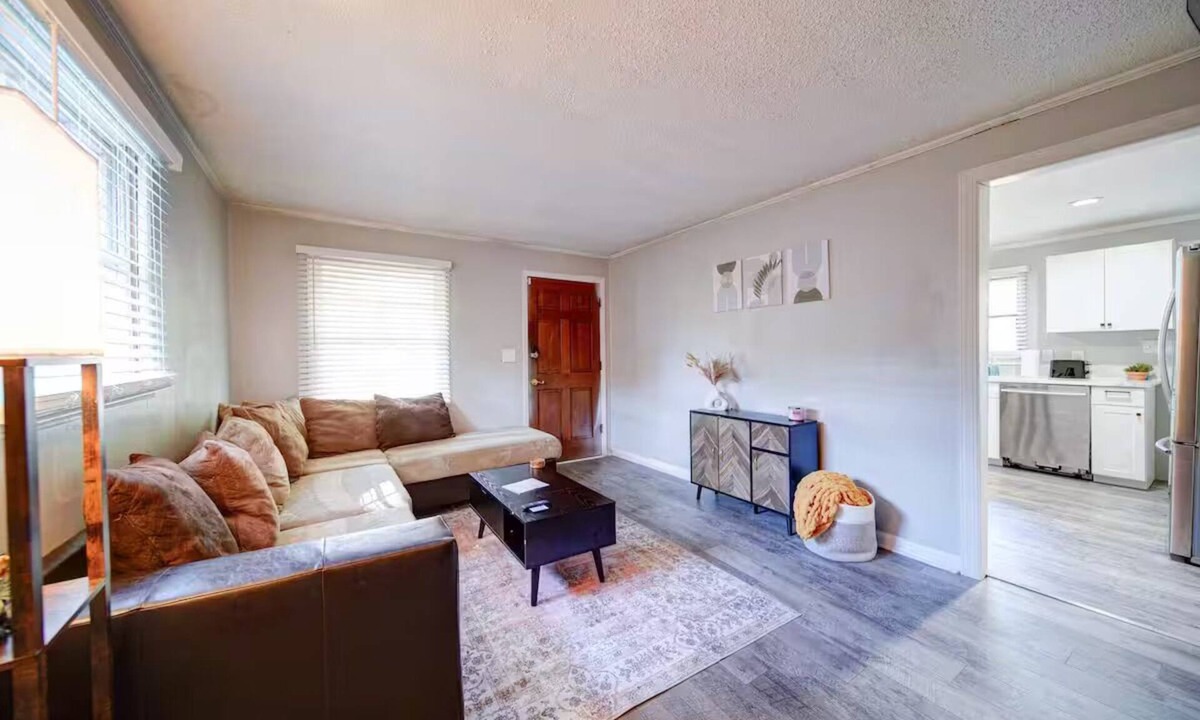 Villa Heights House | 3 bdrm walk to Optimist Hall! Pets Welcome!